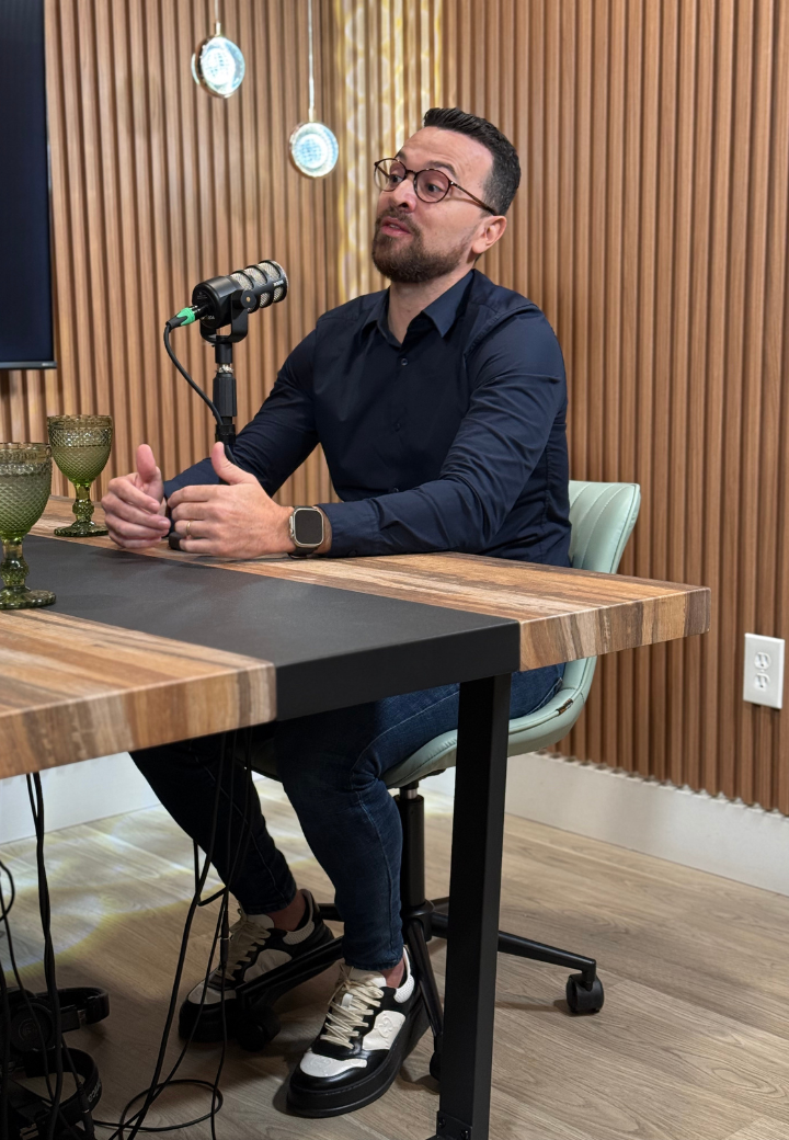 Léo Rodrigues participando de podcast