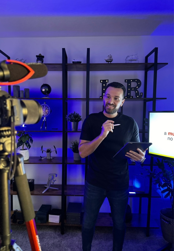 Léo Rodrigues gravando propaganda