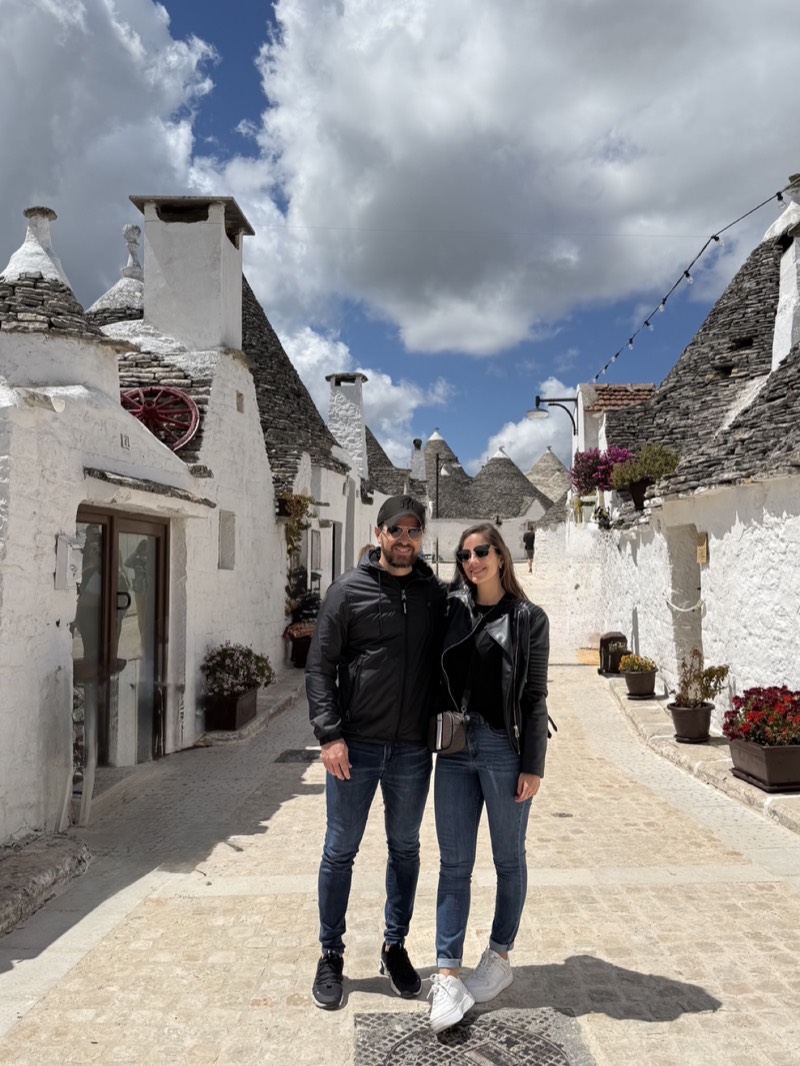 Léo e Patrícia entre os trulli de Alberobello