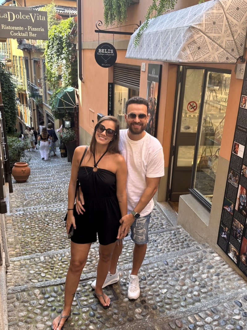 Léo e Patrícia em uma rua de Bellagio