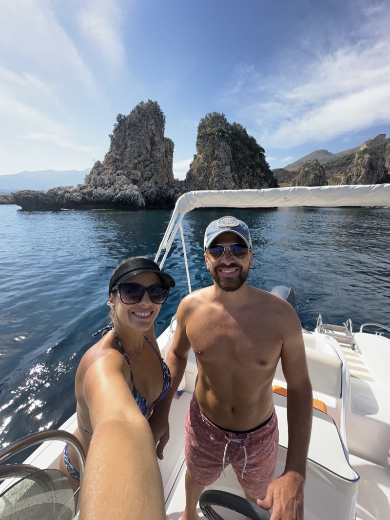 Léo e Patrícia em um passeio de barco em Castellammare