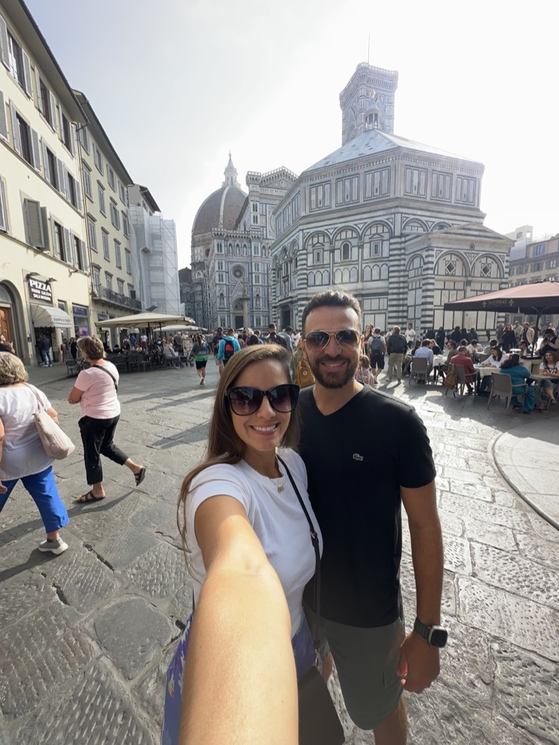 Léo e Patrícia em Firenze com a catedral ao fundo