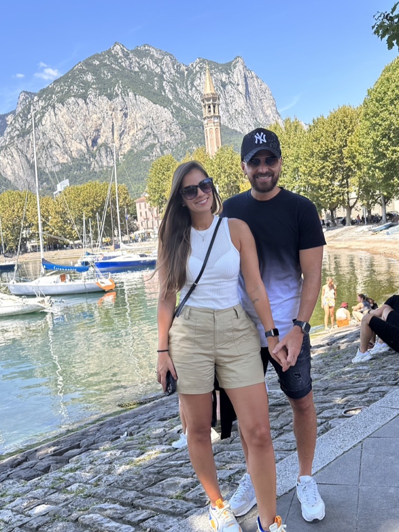 Léo e Patrícia em Lecco diante do lago e das montanhas