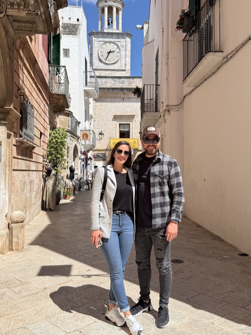 Léo e Patrícia em uma rua de Locorotondo