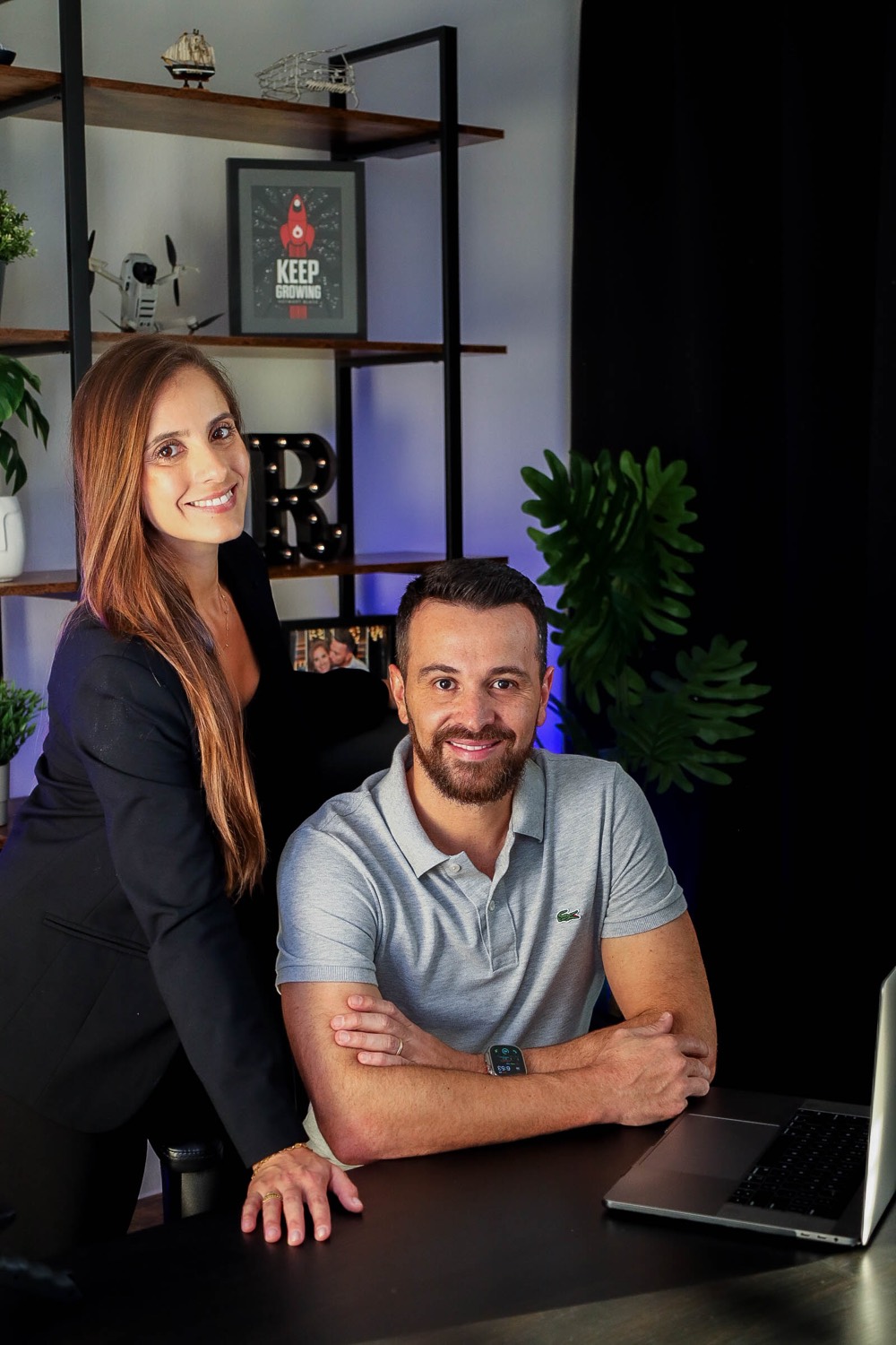Patrícia Doneda e Léo Rodrigues em seu ambiente de trabalho