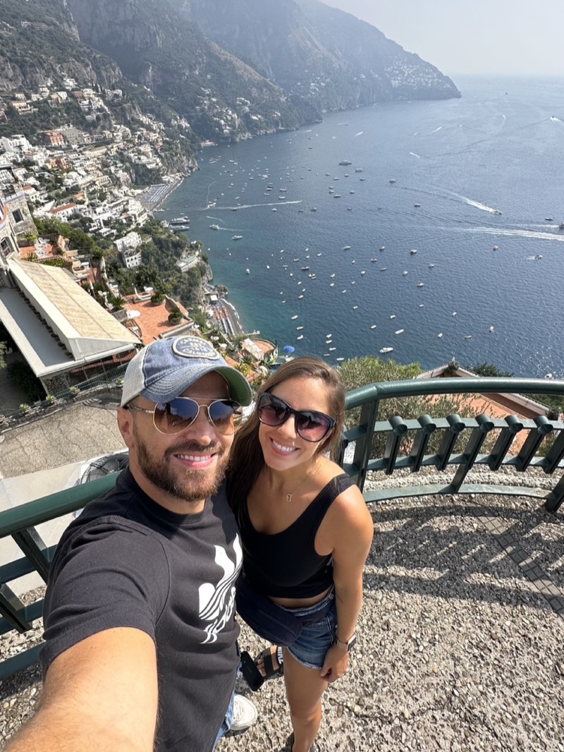Léo e Patrícia diante da costa de Positano