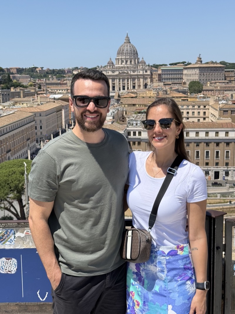 Léo e Patrícia em Roma com a Basílica de São Pedro ao fundo