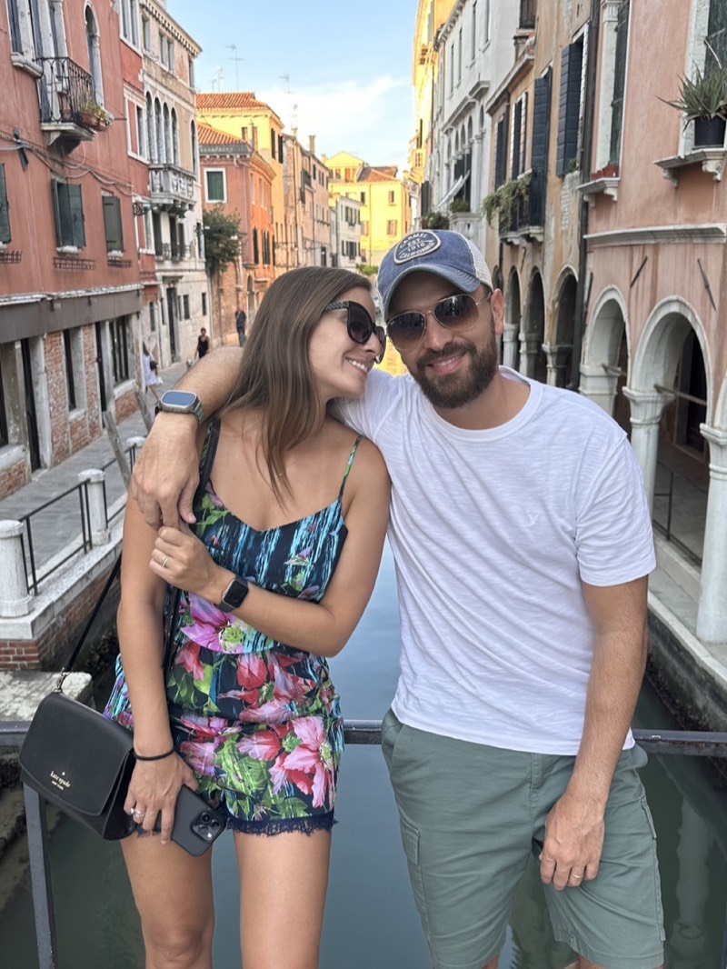 Léo e Patrícia diante de um canal em Veneza