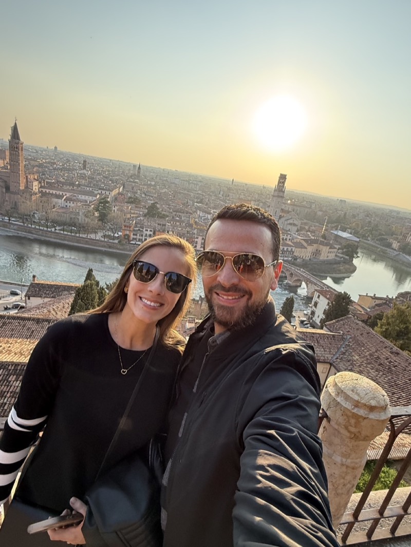 Léo e Patrícia em Verona durante o pôr do sol